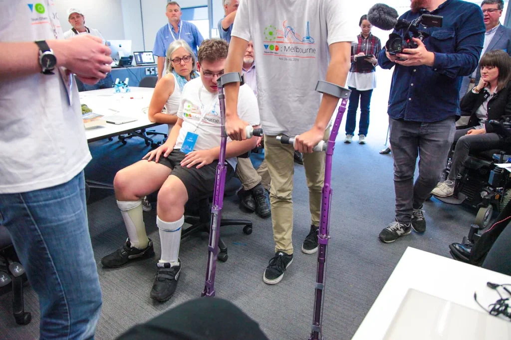 TOM-Melbourne_seat-crutches_2